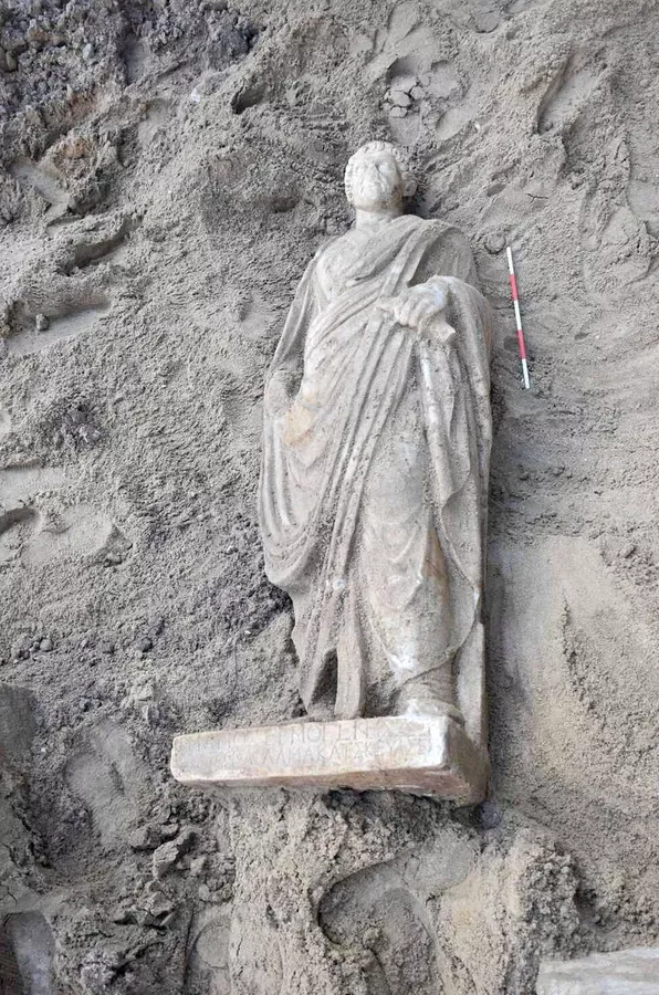 Estudo aponta que estátua romana teve bronze escurecido propositalmente