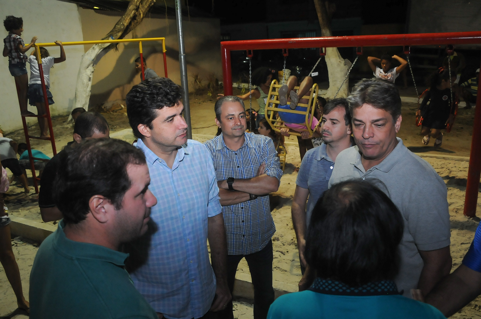 Prefeitura faz vistoria de obras e entrega praça revitalizada no Antares