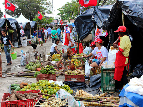 Feira da Reforma Agrária reúne trabalhadores rurais na Praça da Faculdade
