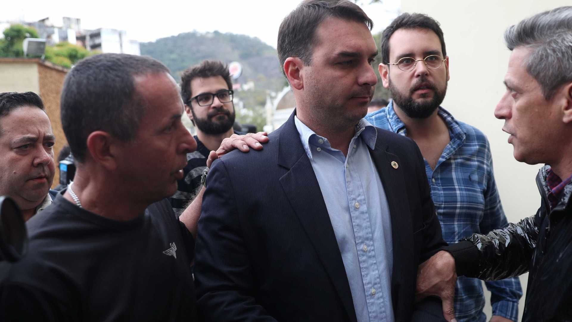 Flávio Bolsonaro mostra nova campanha que recria camisa com sangue