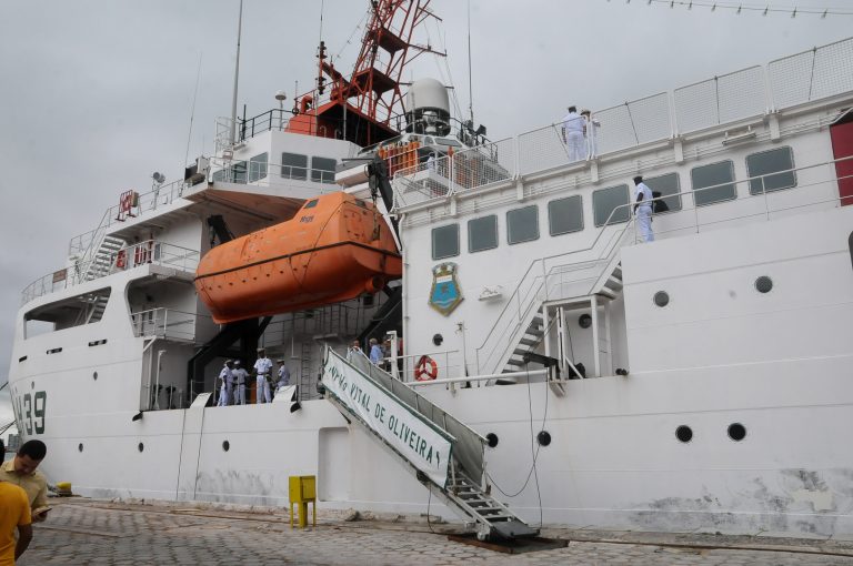 Prefeito Rui Palmeira visita Navio Vital Oliveira