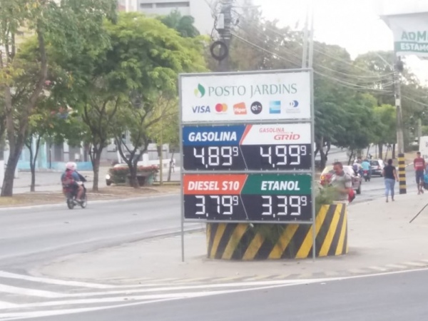 Após reajuste,  litro da gasolina aditivada chega a R$ 4,99