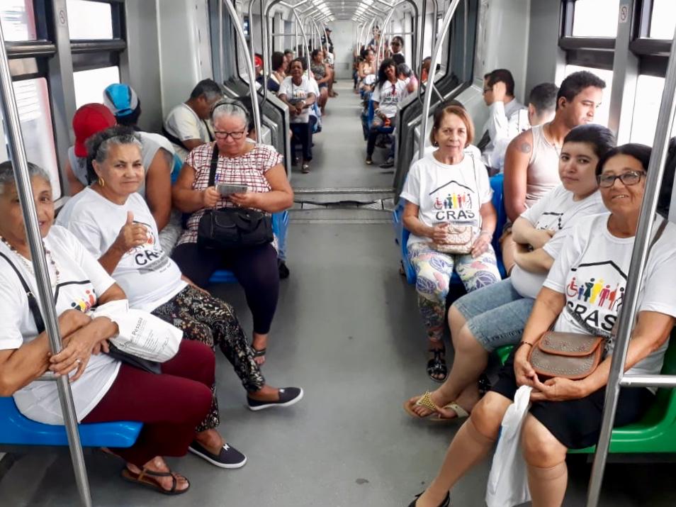 Passeio de VLT resgata memória afetiva de idosos