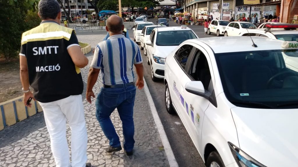 Fiscalização da SMTT remove táxis irregulares
