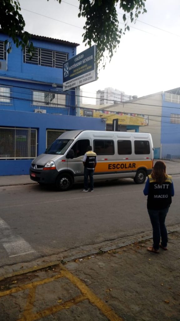 Operação fiscaliza transporte escolar em bairros da capital