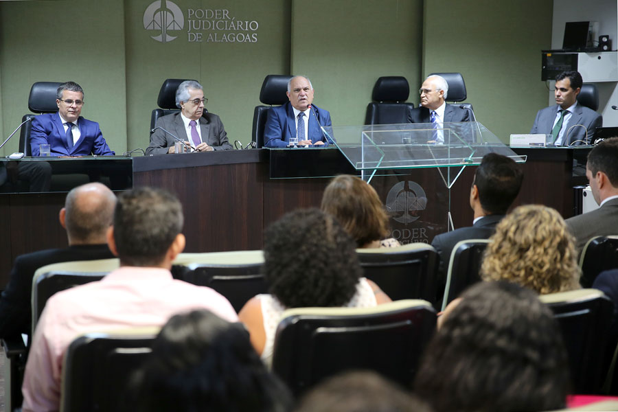 TJ lança programa que encaminha réus a Alcoólicos e Narcóticos Anônimos participam de programa com réus