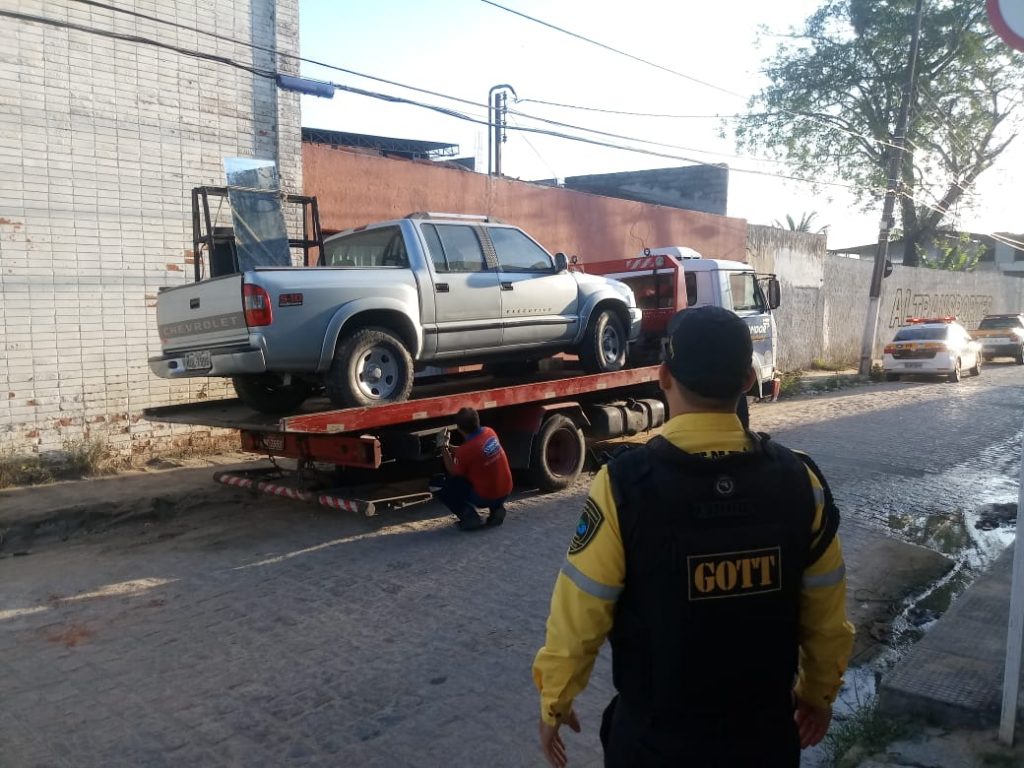 Agentes da SMTT coíbem estacionamento irregular