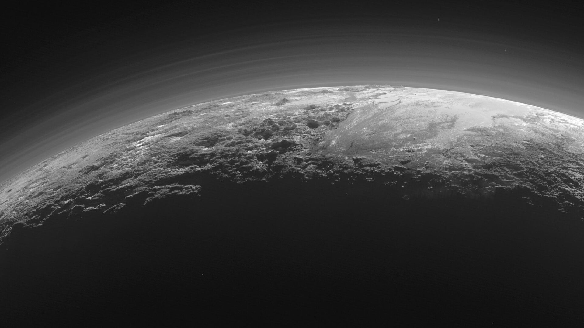 Objeto além de Netuno surpreende cientistas com atmosfera