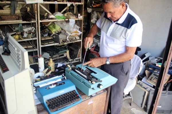 Técnico alagoano trabalha há 63 anos consertando máquinas de escrever