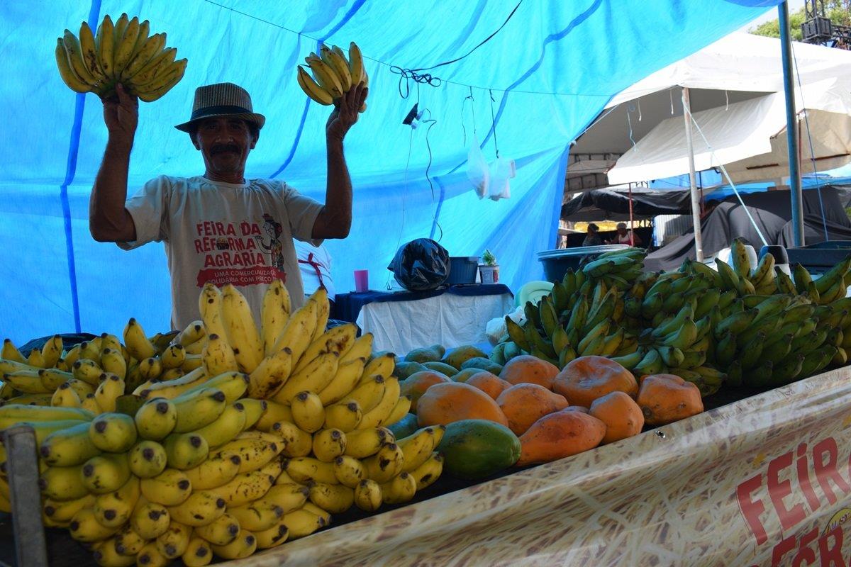 Produtos da reforma agrária são comercializados na praça da Faculdade