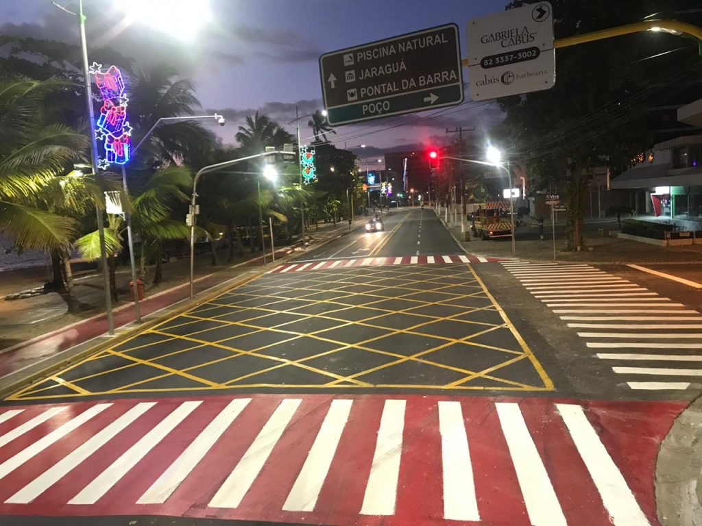 Avenida Álvaro Otacílio recebe nova sinalização horizontal