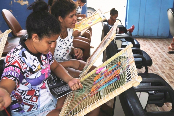 Oficinas mantêm viva a tradição do bordado filé na região lagunar de Alagoas