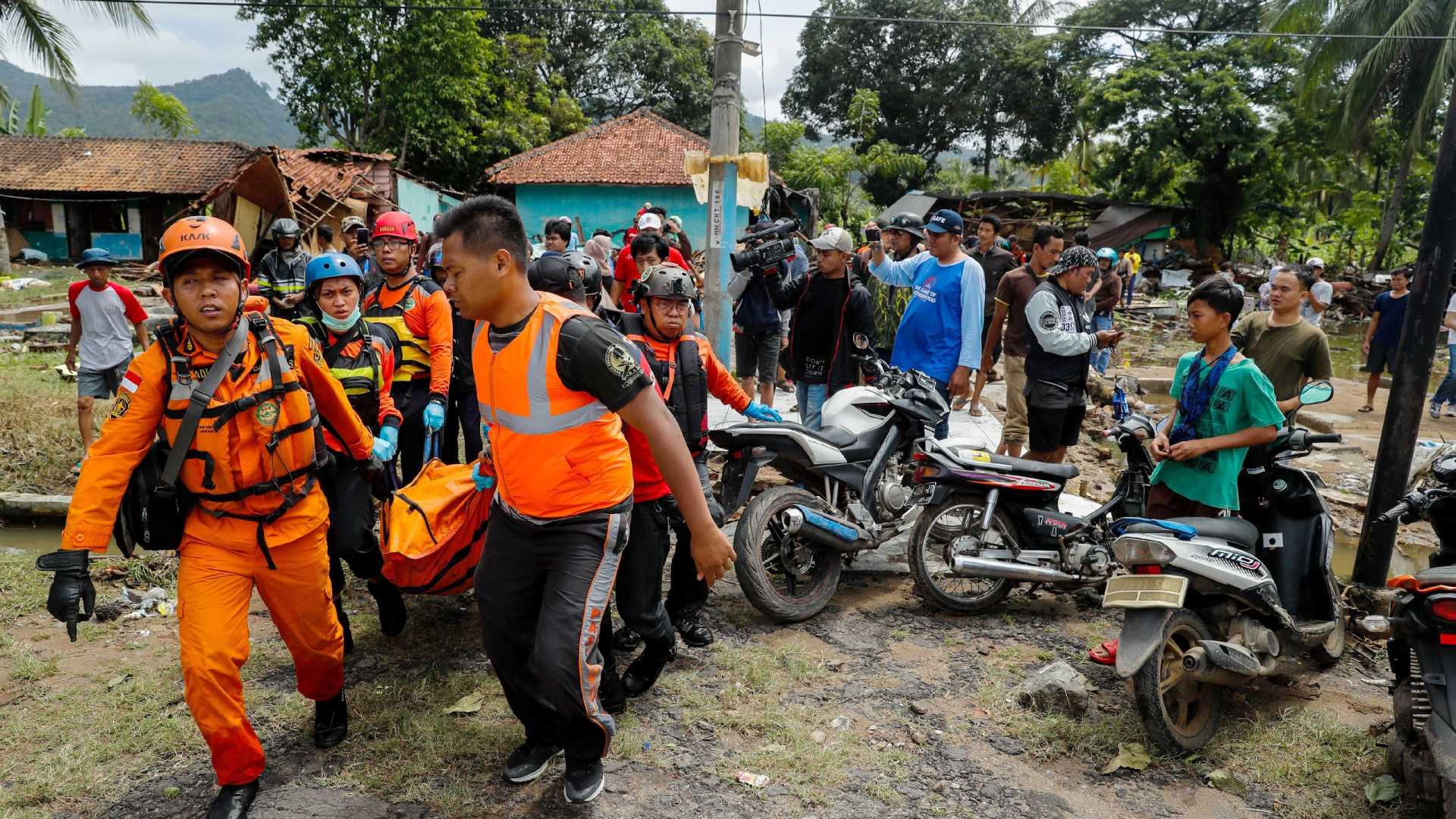 Sobe para 281 número de mortos em tsunami na Indonésia