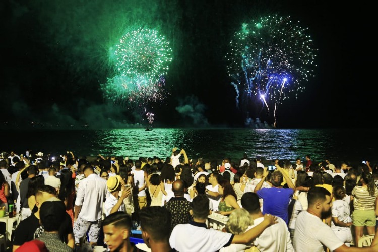 Maceioenses e turistas lotam a orla para festejar a chegada de 2019