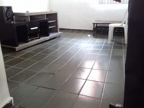 Piso de apartamento afunda no bairro do Pinheiro e deixa moradores apavorados