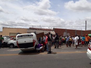 Ex-vereador fica ferido após capotar veículo na BR-316