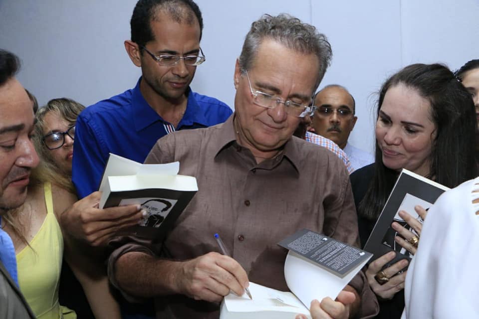 Renan lança seu livro e reúne autoridades