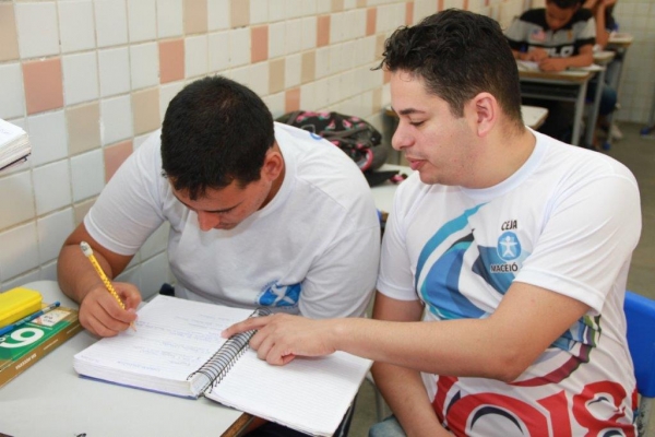 Rede estadual oferta mais de 13 mil vagas para a Educação de Jovens e Adultos