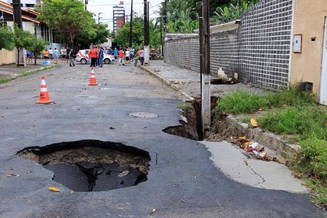 Asfalto cede e Defesa Civil evacua apartamentos no Pinheiro em Maceió