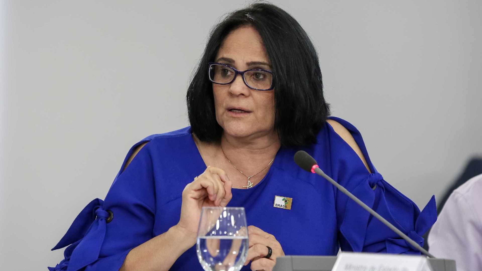 Índios dizem que filha adotiva de Damares foi levada irregularmente