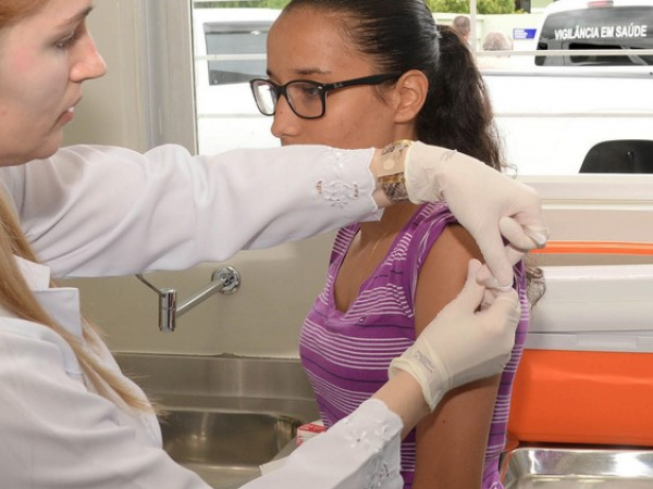 Febre amarela chega ao Sul e preocupa estados com baixa vacinação