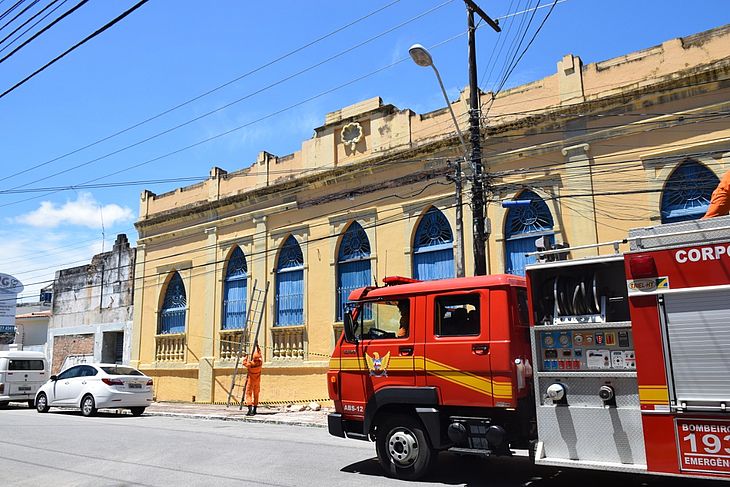 Marquise de prédio desaba e área acaba isolada por oferecer riscos em Jaraguá
