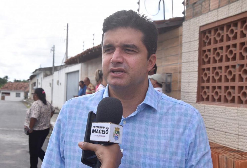 Prefeito Rui Palmeira entrega 17 vias pavimentadas no Moacir Andrade