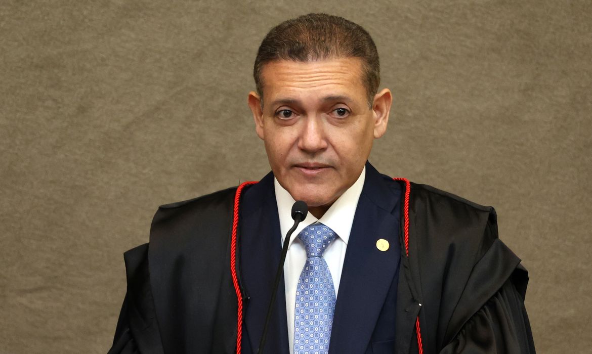 Nunes Marques pede parecer da PGR sobre revisão da condenação de Bolsonaro