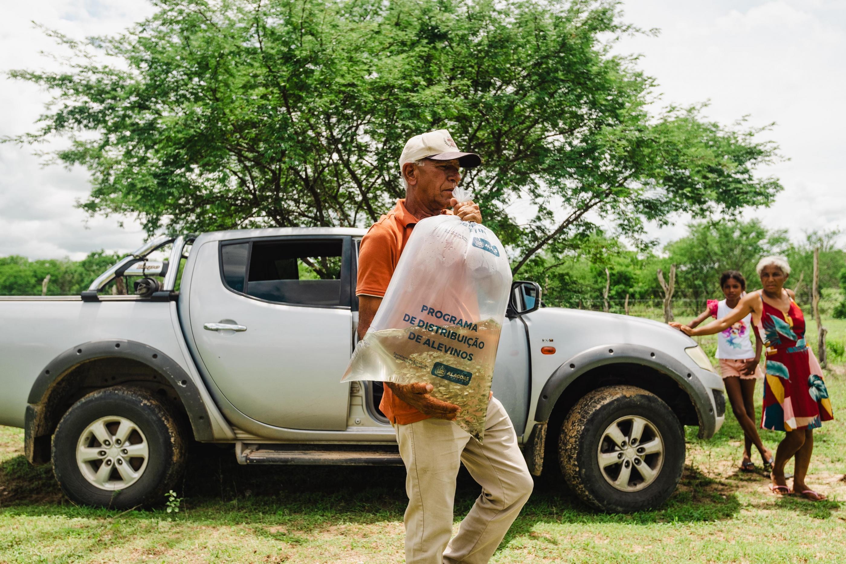 Agricultores familiares recebem 40 mil alevinos no interior de Alagoas