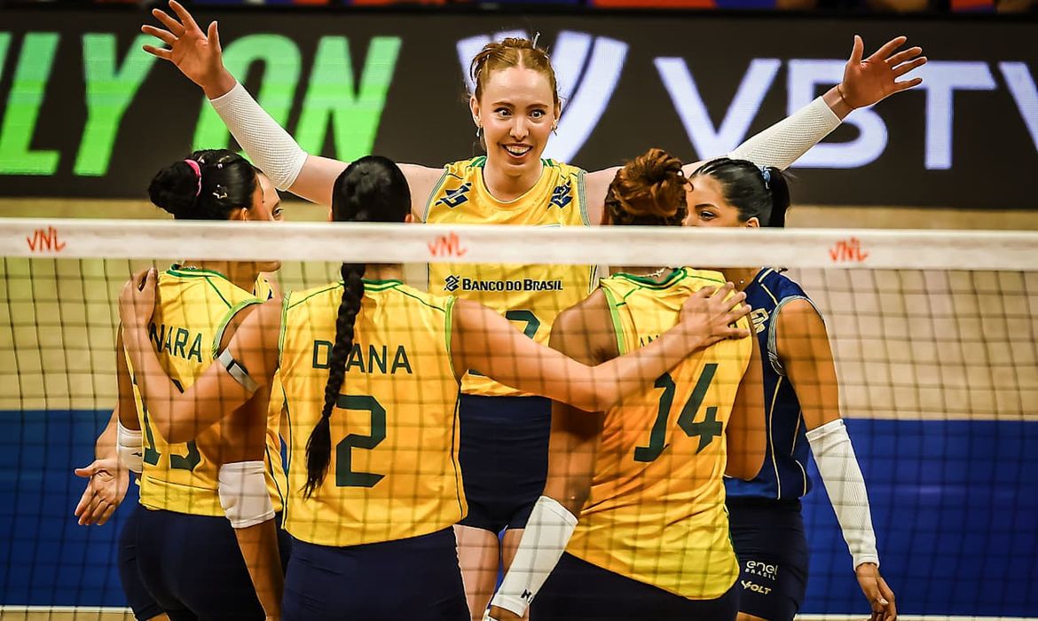 Brasil mantém invencibilidade e lidera Liga Mundial após vitória suada