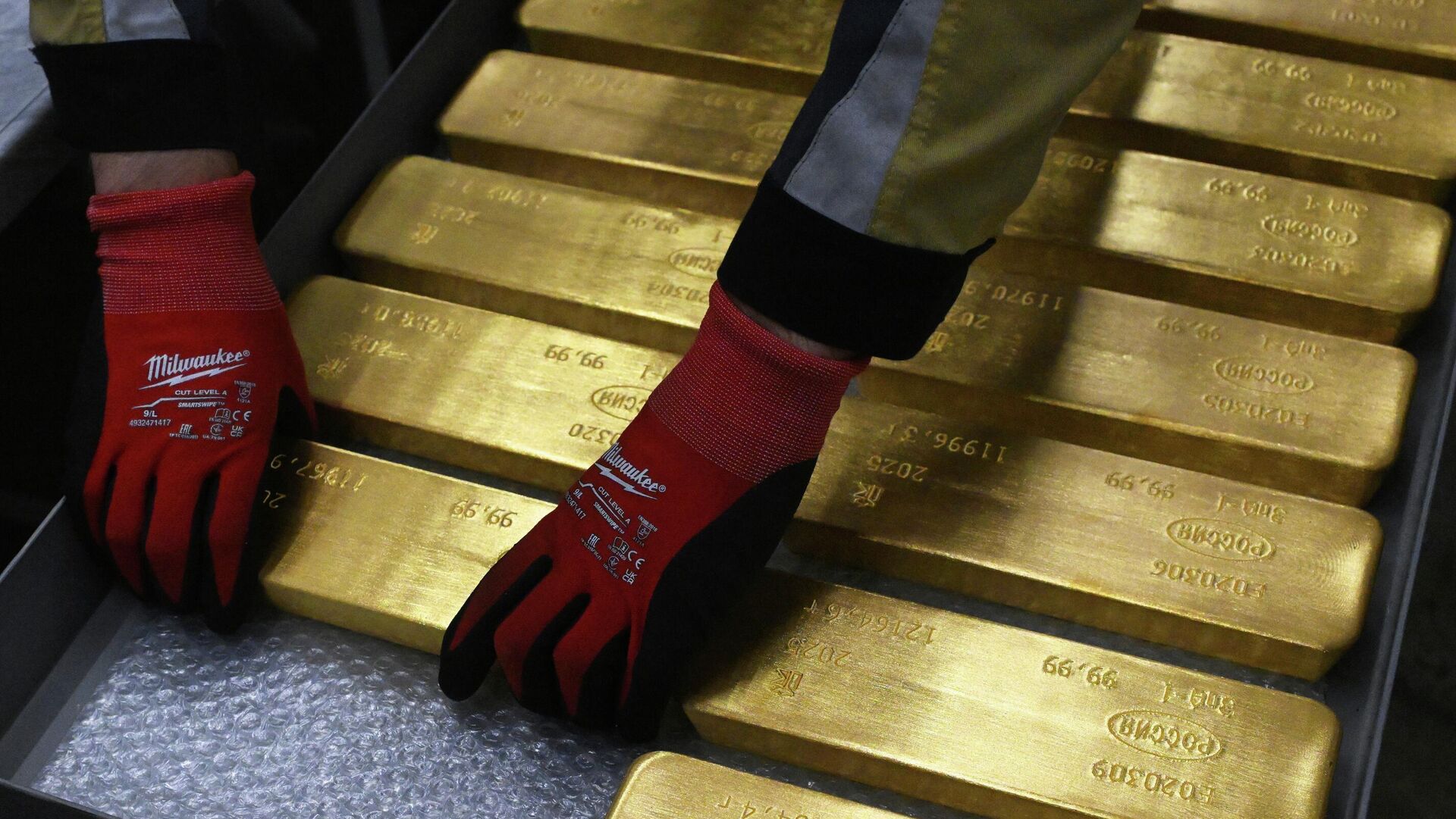 Ouro recua ao menor nível em seis meses e amplia perdas no trimestre