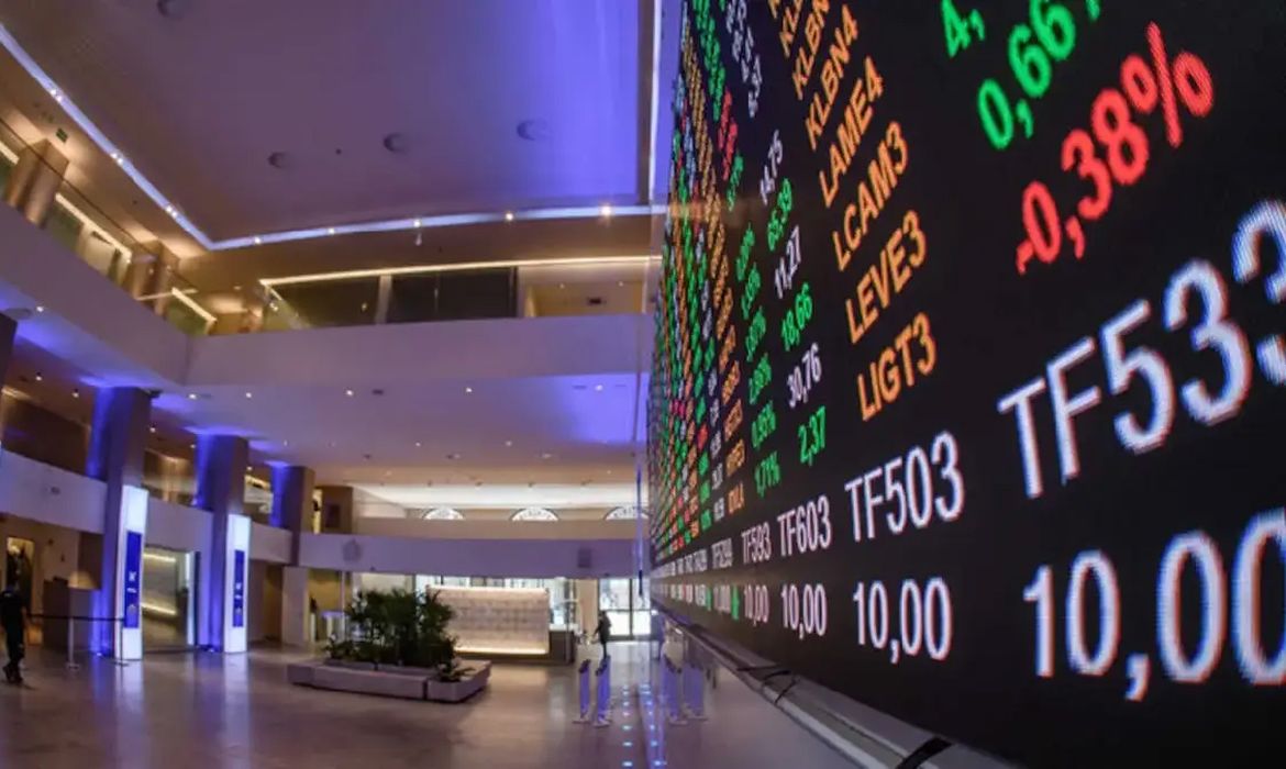 Bolsa recua mais de 2% após recorde e acompanha queda global