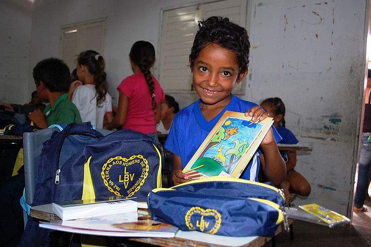 Campanha em prol da educação doa material escolar para crianças em AL