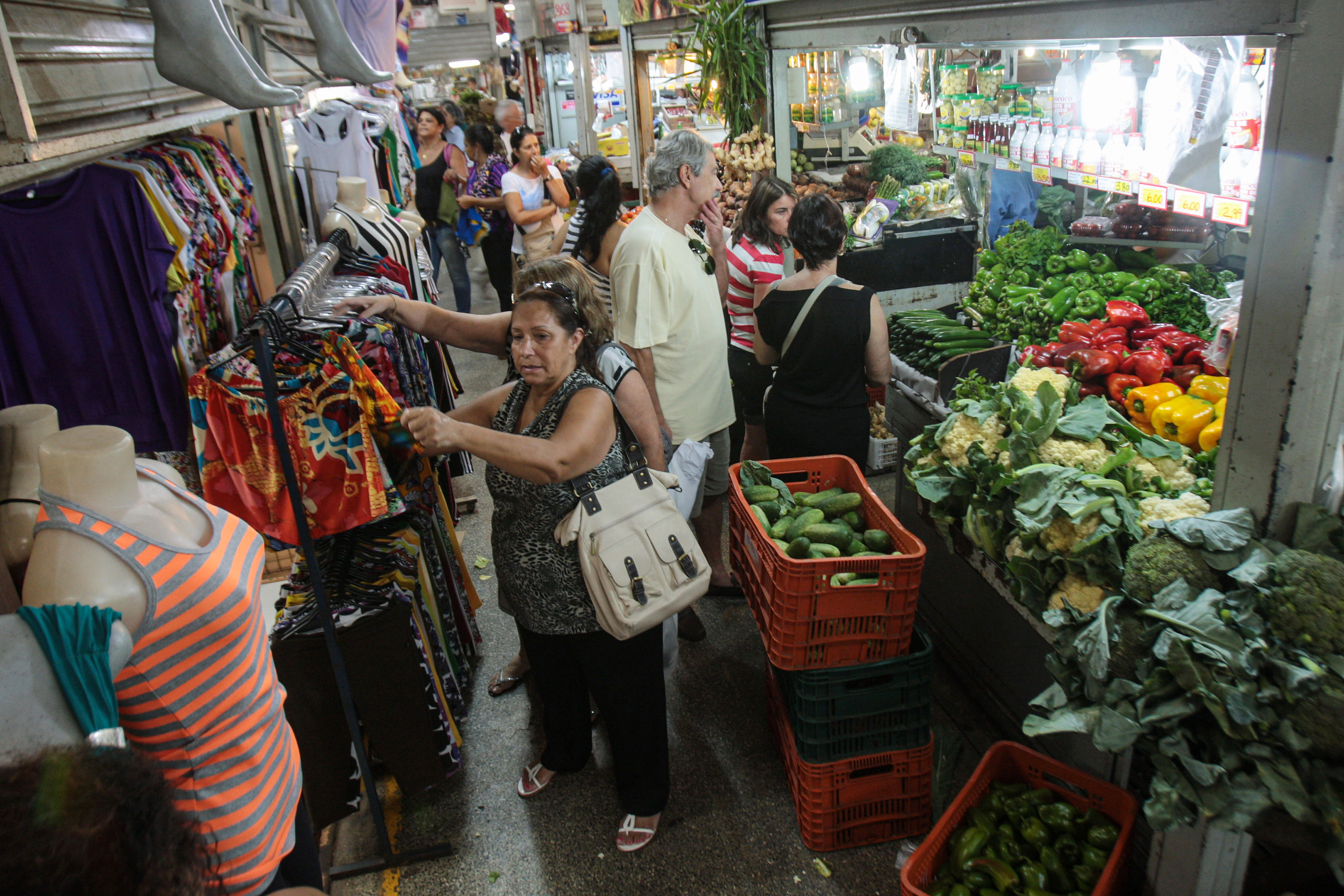 Cortes em auxílios sociais ameaçam economia de cidades do interior