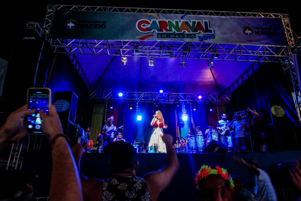 Foliões lotam polos no terceiro dia de carnaval em Maceió