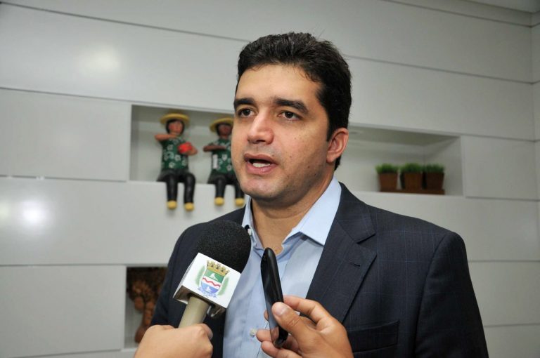 Rui Palmeira corta gastos e vai reduzir em 40% o quadro de funcionários da prefeitura