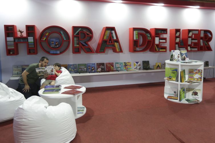 No Dia do Livro Infantil, escritora dá dicas para incentivar a leitura