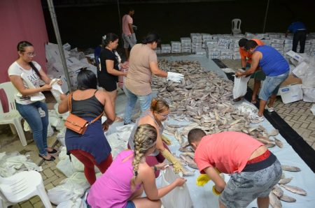Distribuição de 60 toneladas de peixe, arroz e leite de coco garante mesa farta aos campo-alegrenses