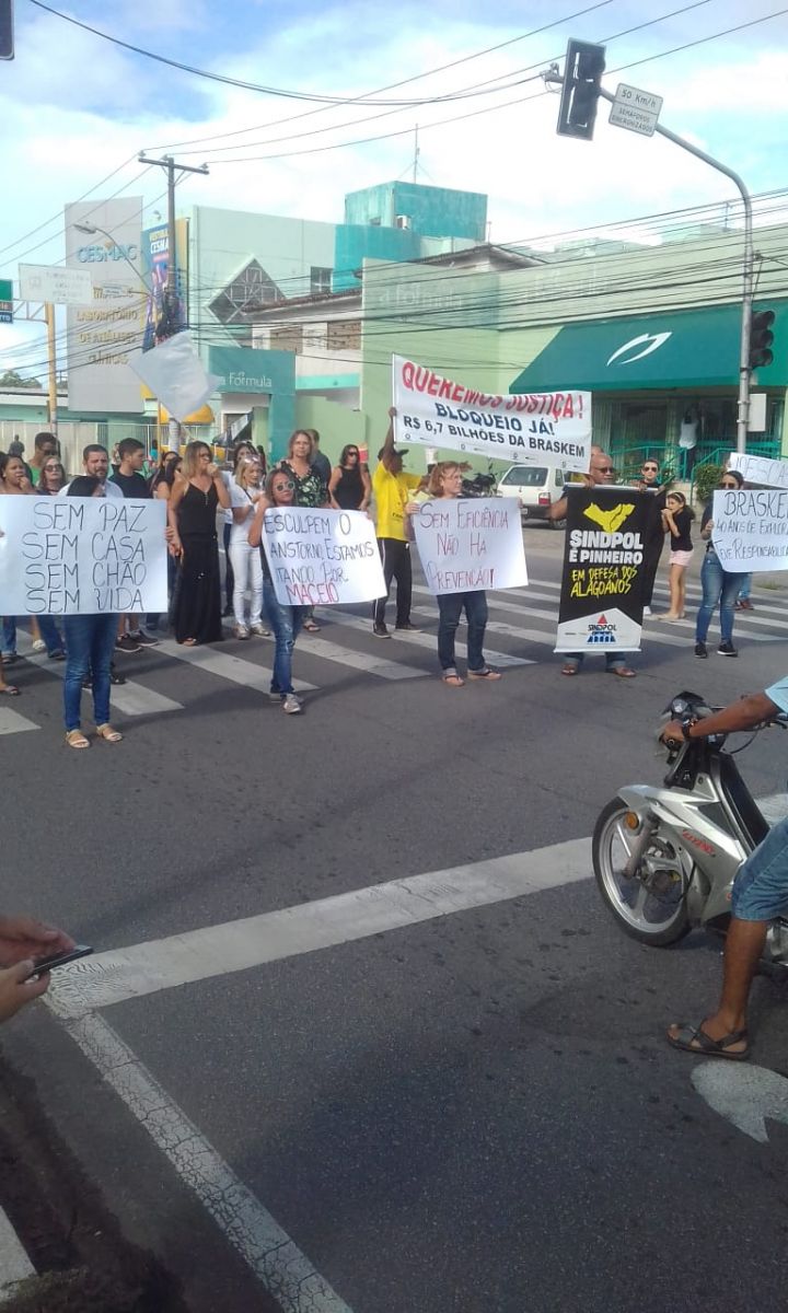 Moradores e comerciantes do Pinheiro realizam manifestação por bloqueio de R$ 6,7 bilhões