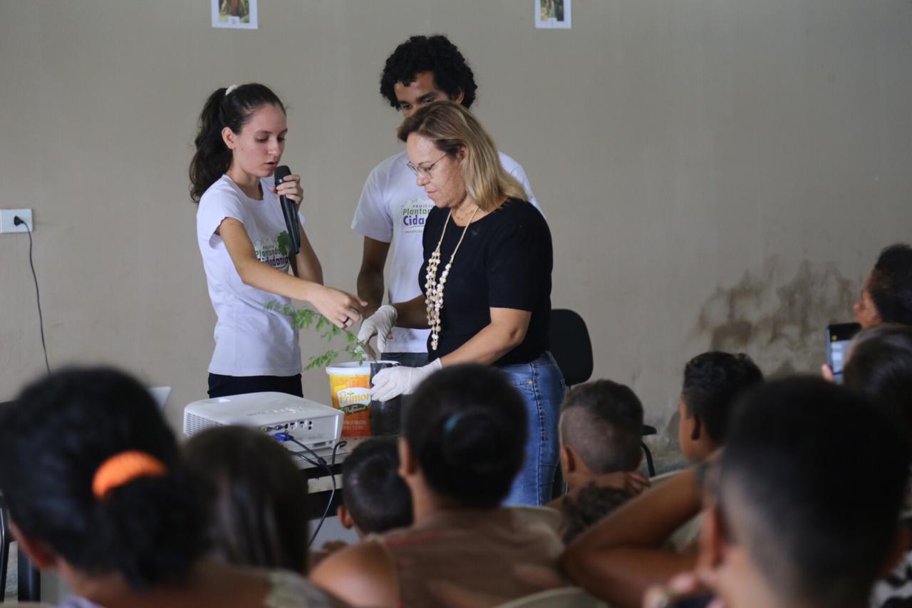 Prefeitura e UFAL promovem arborização de conjuntos habitacioanis de Arapiraca