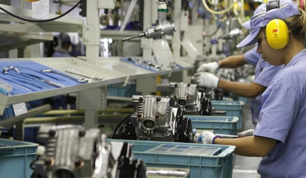Produção industrial brasileira cai 1,3% de fevereiro para março