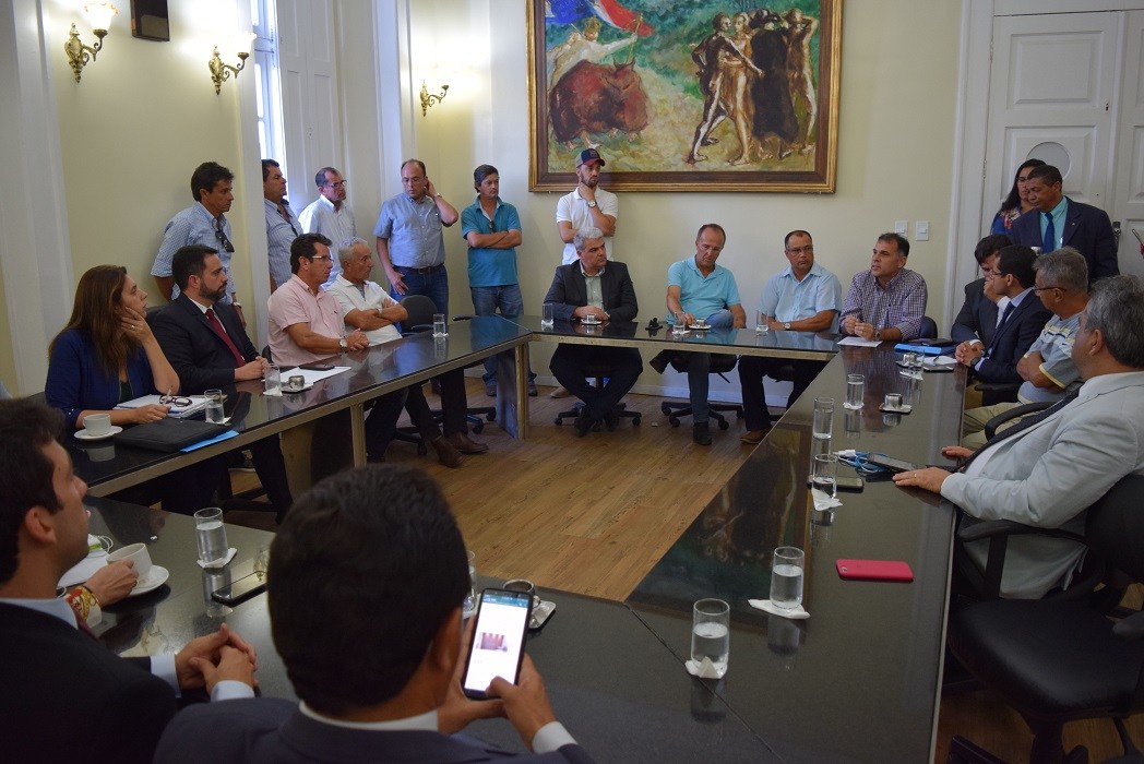 Governo deve atuar para evitar crise no setor leiteiro de AL, diz  Paulo Dantas