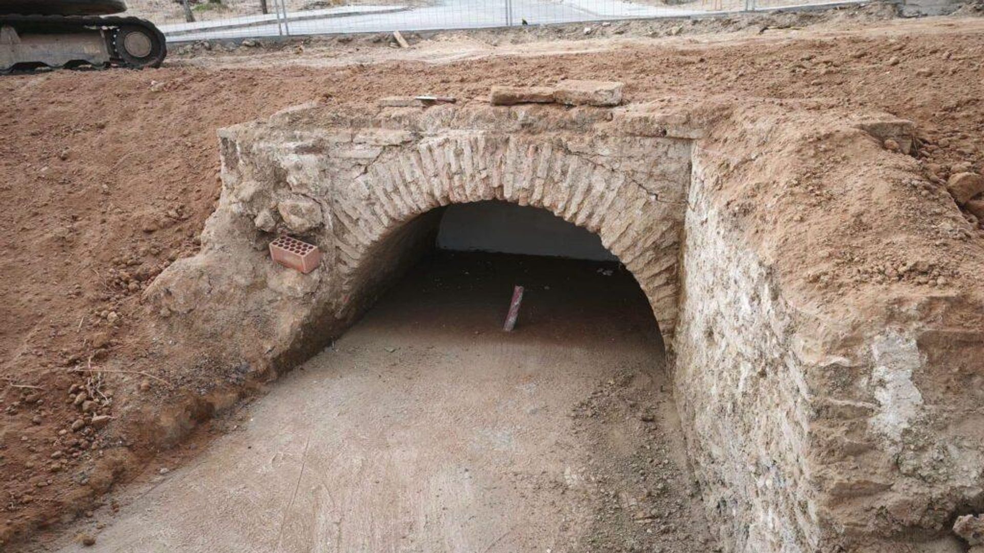Ponte de 400 anos é redescoberta durante obras e revela antiga estrada roma
