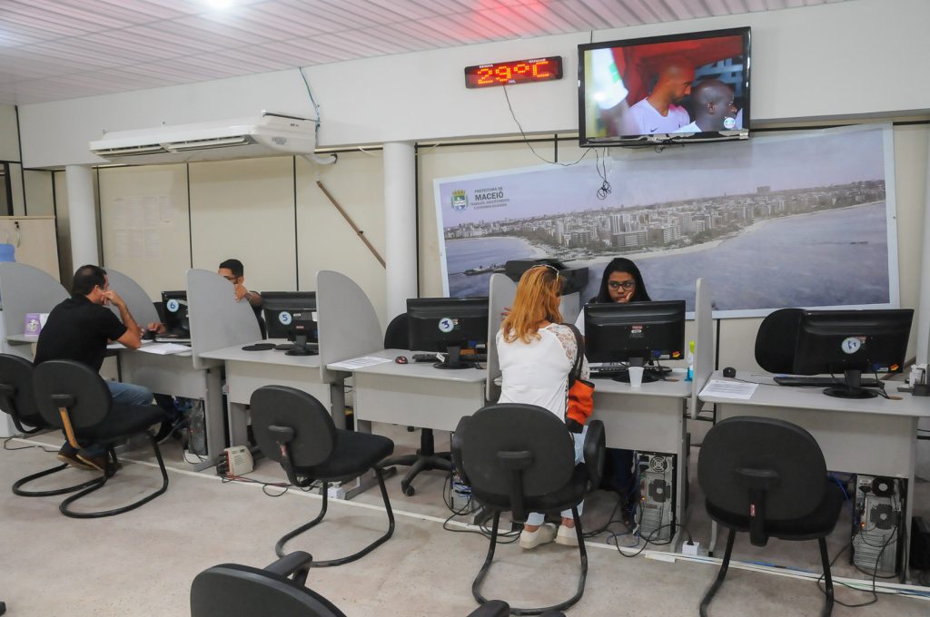 Presença do Sine Maceió movimenta o Shopping Popular