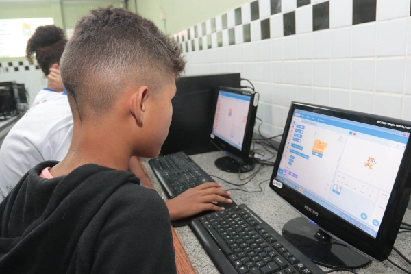 Alunos da rede estadual desenvolvem jogos com programação virtual