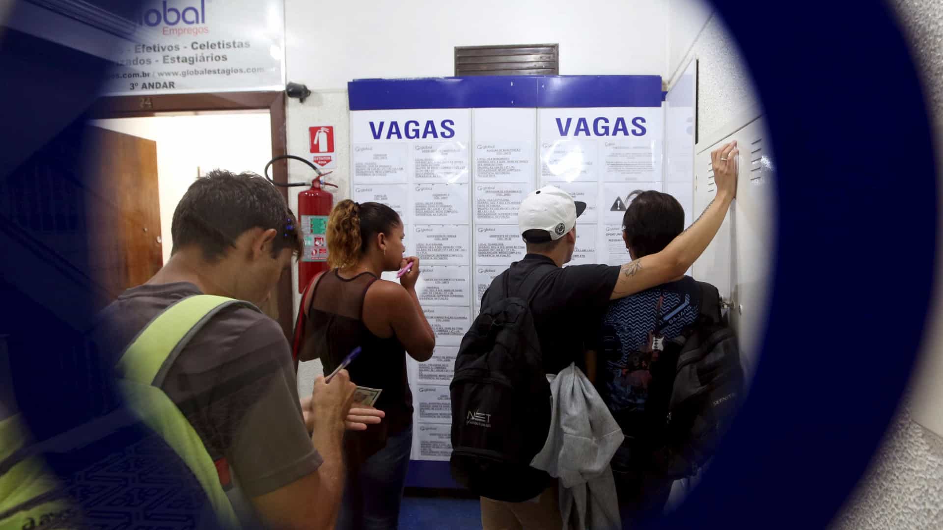 Taxa de desemprego atinge 12,5% no trimestre encerrado em abril
