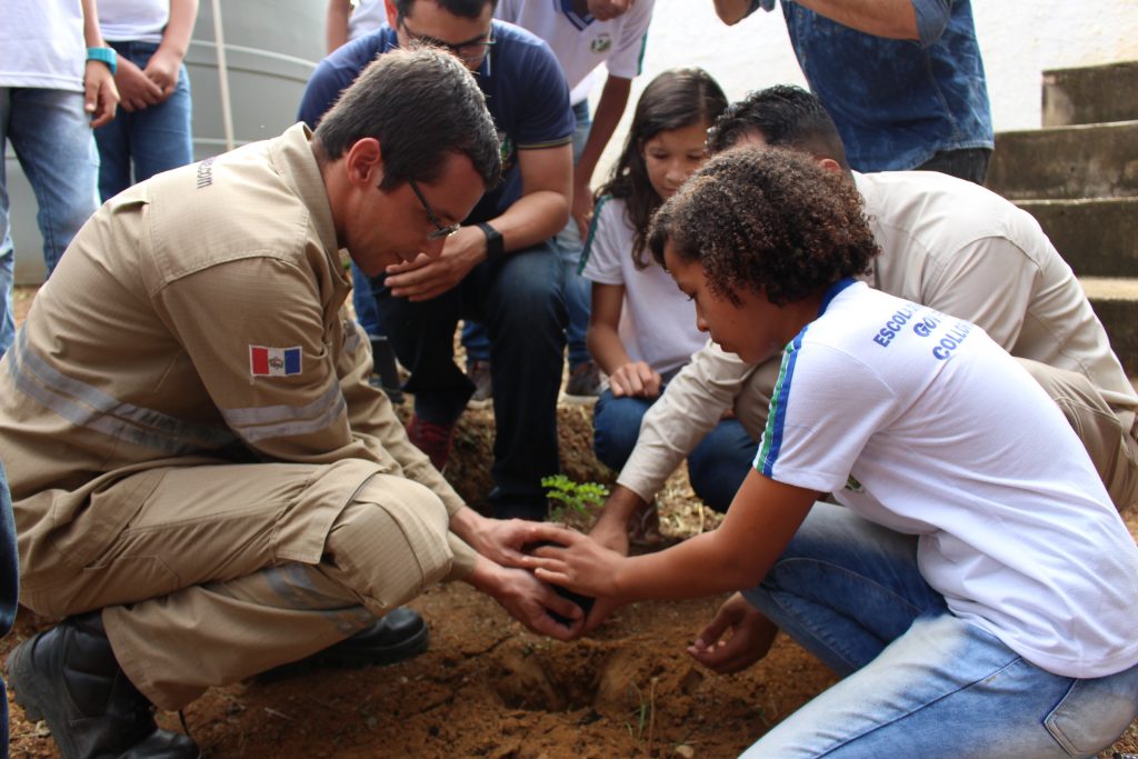 Alunos da rede Municipal participam de ação ambiental com a mineradora Vale Verde