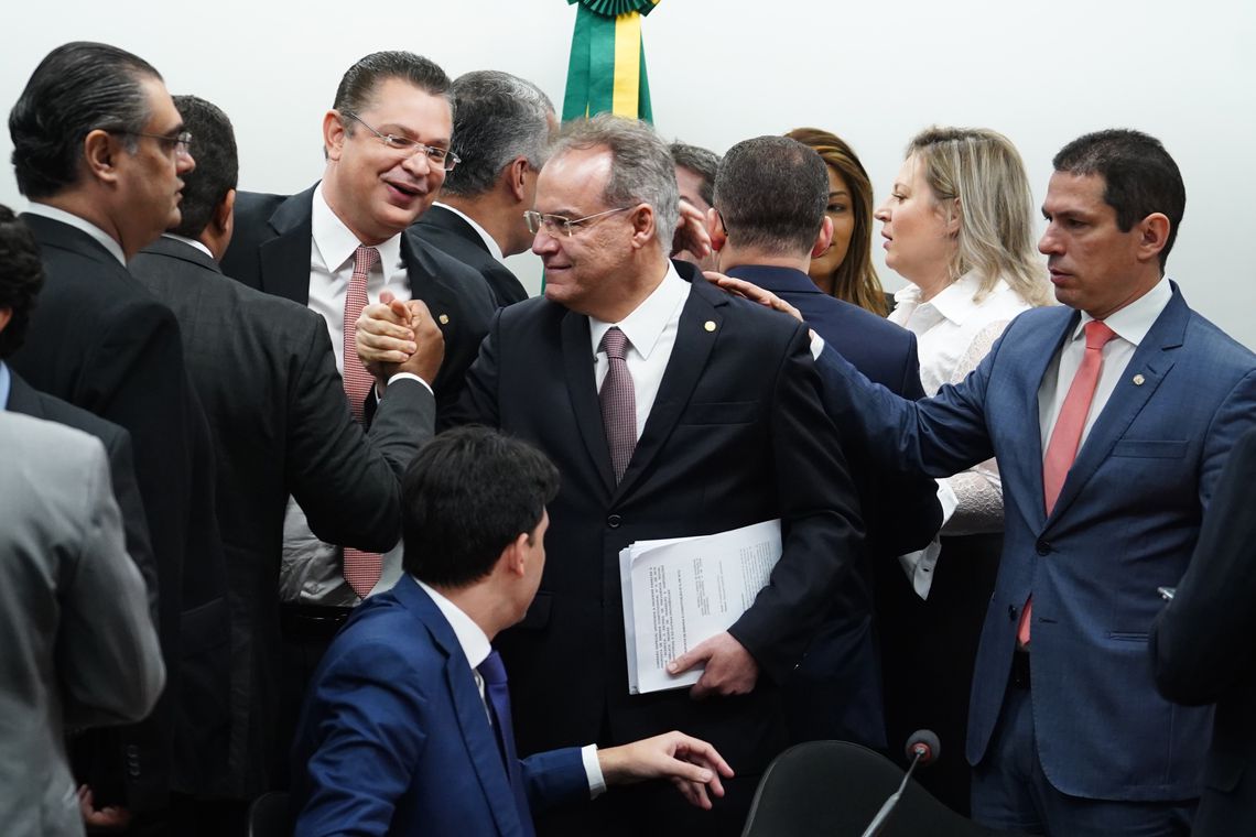 Começa a reunião para leitura de relatório da Previdência na Câmara