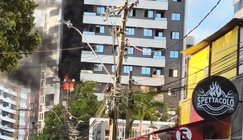 VÍDEO: Apartamento na Ponta Verde é atingido por incêndio