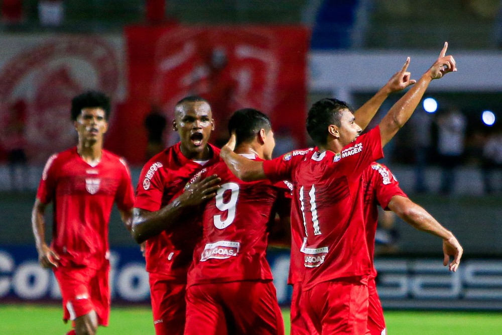 CRB muda estratégia de contratações e diminui média de idade do elenco